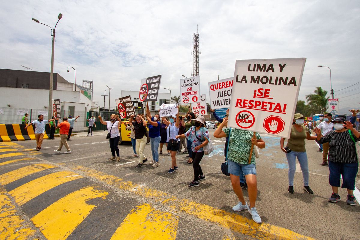 Fotografía publicada por la Municipalidad de La Molina con el comunicado "LIMA EXPRESA IMPIDE TRANSITO DE PERSONAS E INTENTA ABRIR PEAJE EN SEPARADORA IND"