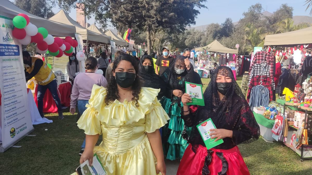 Fotografía publicada por la Municipalidad de La Molina con el comunicado "La Molina inaugura Feria de la Peruanidad “la Molina se viste de rojo y blanco”"