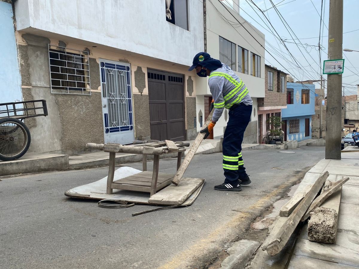 Fotografía publicada por la Municipalidad de La Molina con el comunicado "Se recolectan más de 4 000 kilos de residuos sólidos en campaña Limpia Tu Techo"