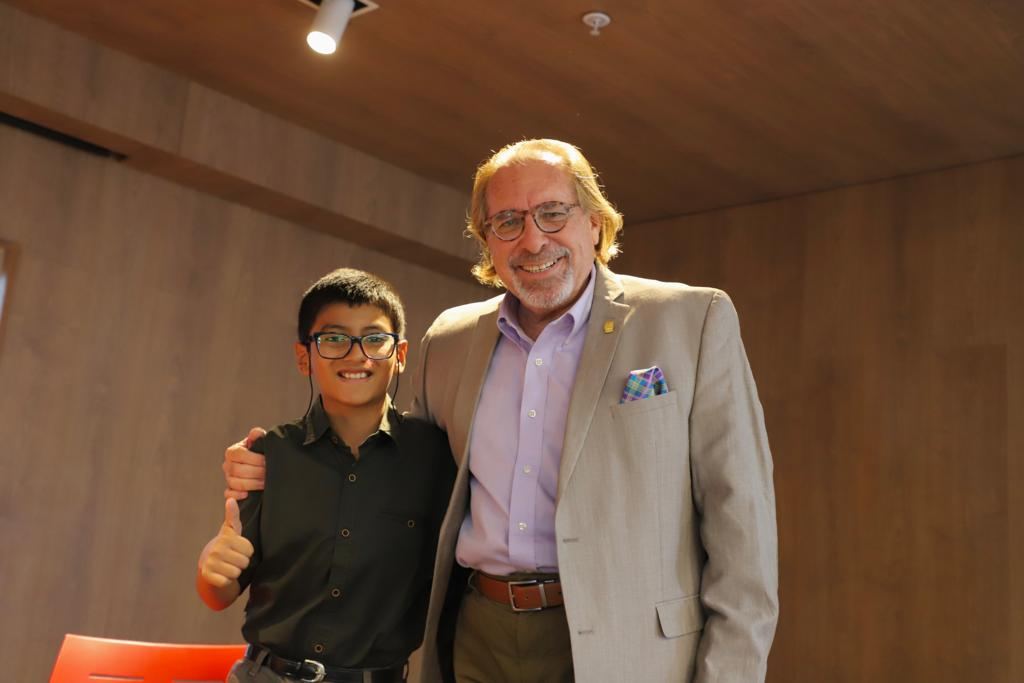 Fotografía publicada por la Municipalidad de La Molina con el comunicado "Alcalde Diego Uceda participó de recital de poesía en la biblioteca municipal"