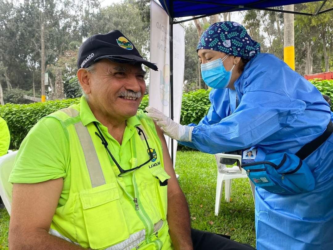Fotografía publicada por la Municipalidad de La Molina con el comunicado "La Molina y el MINSA refuerzan acciones para aplicación de dosis bivalente"