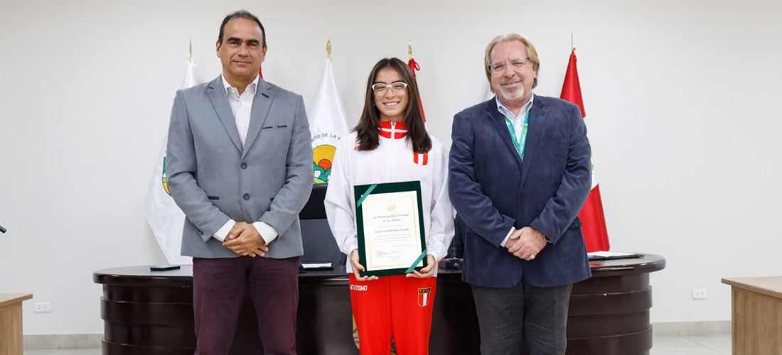 Fotografía publicada por la Municipalidad de La Molina con el comunicado "La Molina en Sesión de Concejo distingue a atleta y vecina Cayetana Chirinos"