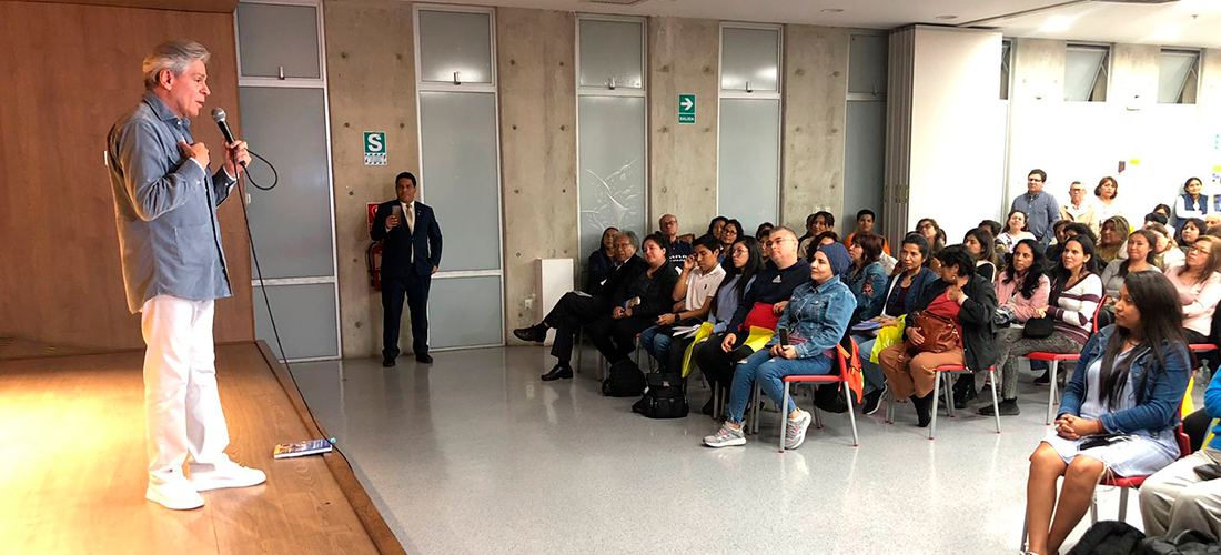 Fotografía publicada por la Municipalidad de La Molina con el comunicado "Cosmobiólogo Rubén Jungbluth asombró en conferencia ofrecida en La Molina"