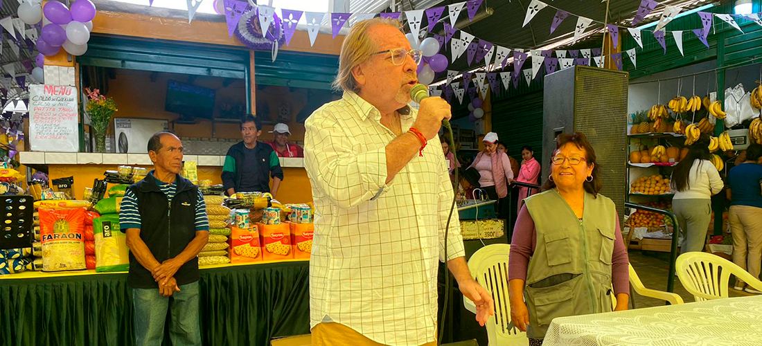 Fotografía publicada por la Municipalidad de La Molina con el comunicado "Diego Uceda sostuvo interesante diálogo con los comerciantes del Mercado Coopera"