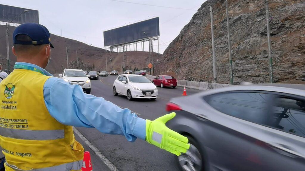 Fotografía publicada por la Municipalidad de La Molina con el comunicado "LA MOLINA COORDINA CON MTC PARA EVITAR ACCIDENTES QUE AFECTEN A NIÑOS Y ADOLESCE"