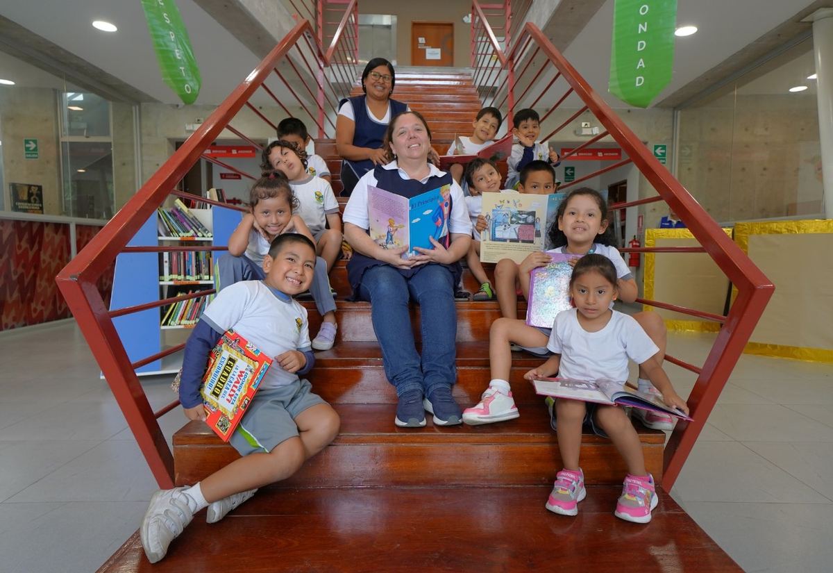 Fotografía publicada por la Municipalidad de La Molina con el comunicado "MUNICIPALIDAD DE LA MOLINA CELEBRÓ 7° ANIVERSARIO DE BIBLIOTECA MUNICIPAL “PLAZA"