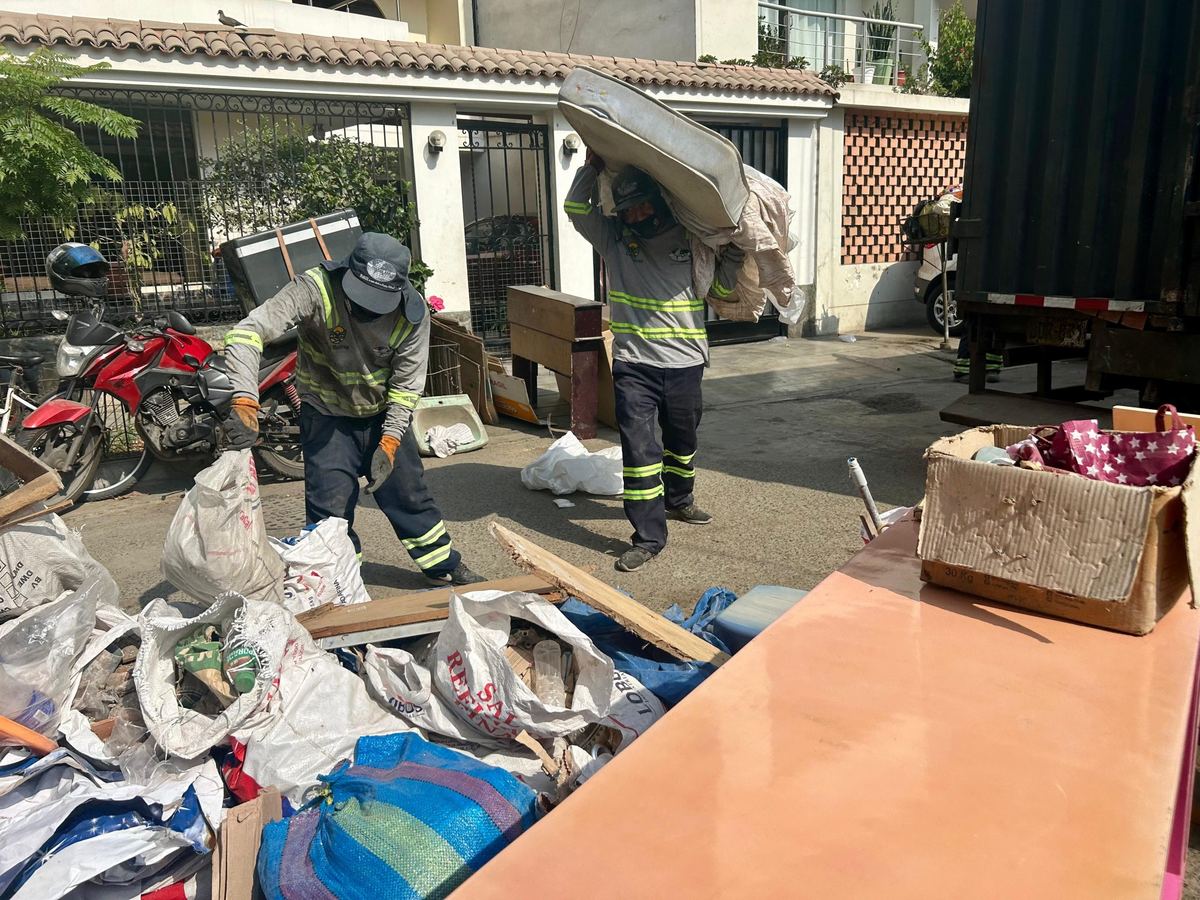 Fotografía publicada por la Municipalidad de La Molina con el comunicado "LA MOLINA RECOLECTA 66 TONELADAS DE MATERIALES EN DESUSO DE TECHOS DE VECINOS DU"