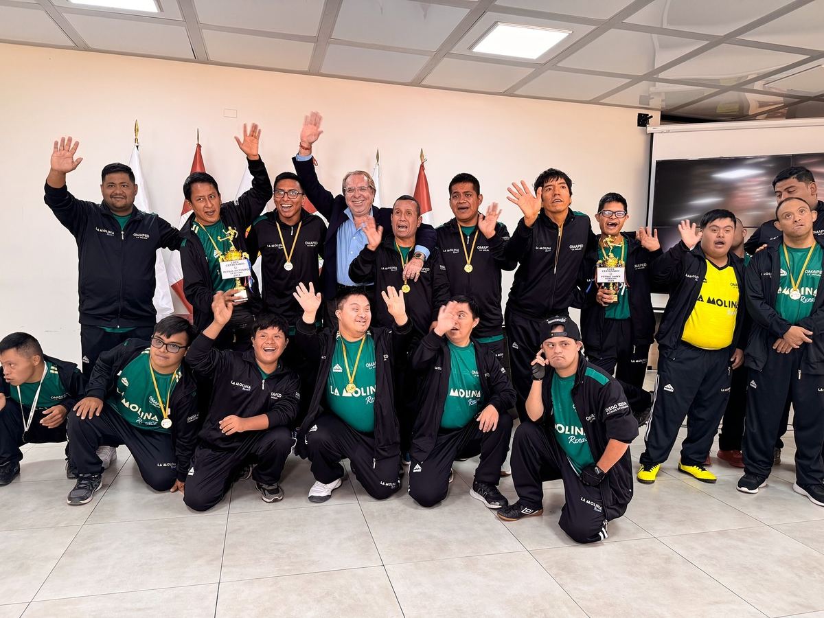 Fotografía publicada por la Municipalidad de La Molina con el comunicado "DEPORTISTAS CON HABILIDADES ESPECIALES ENTREGAN COPA A ALCALDE DIEGO UCEDA TRAS "