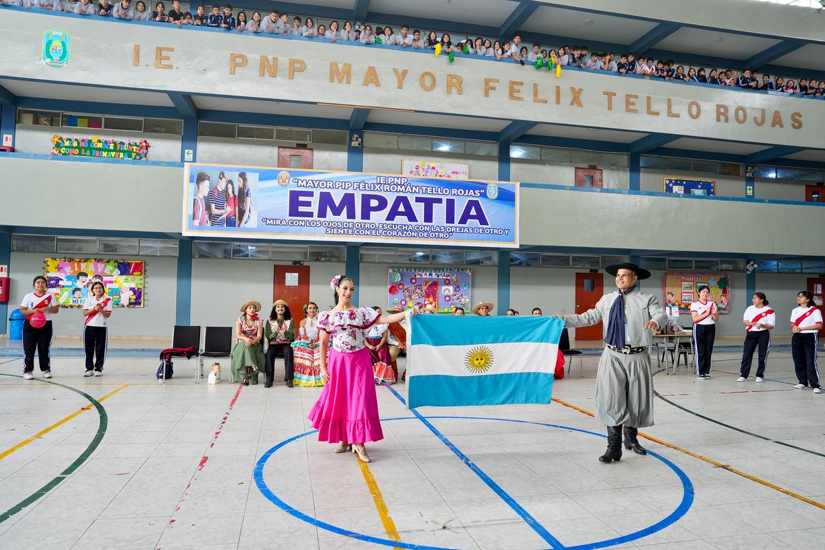 Fotografía publicada por la Municipalidad de La Molina con el comunicado "DANZAS FOLCLÓRICAS DE ARGENTINA, BRASIL, COLOMBIA, COSTA RICA, HONDURAS, MÉXICO "