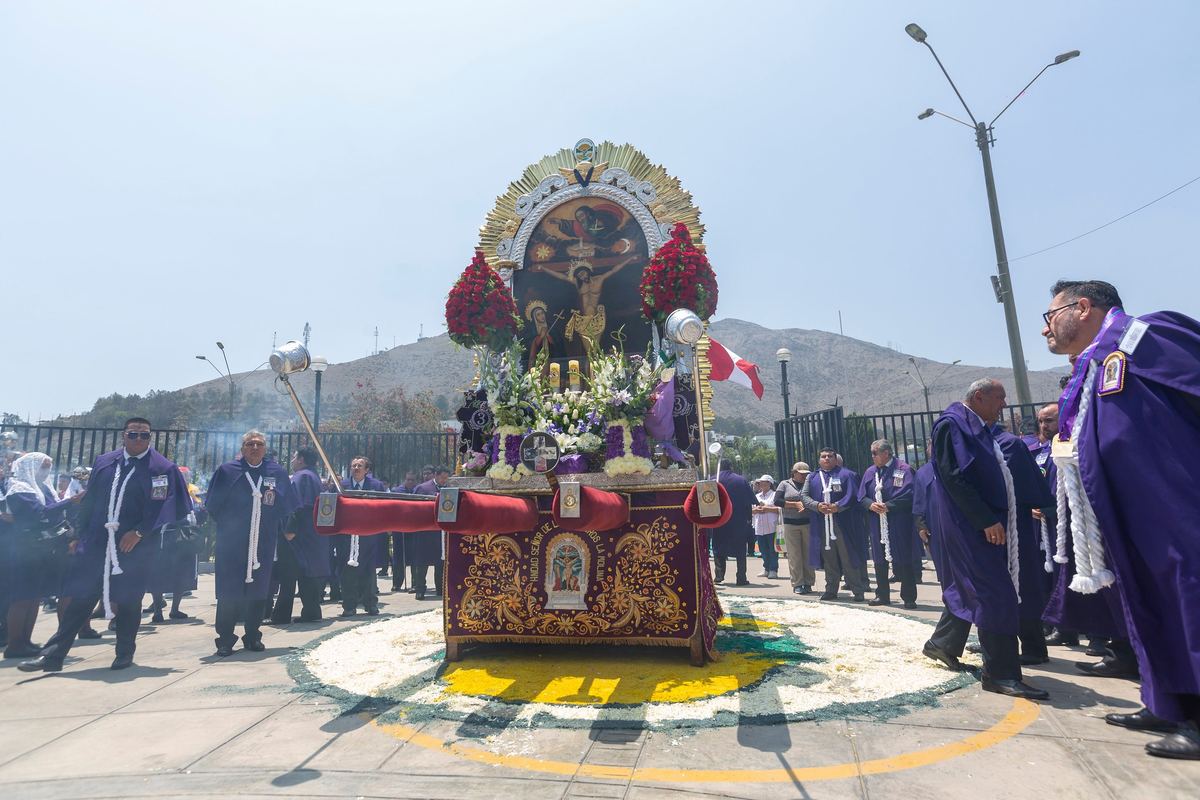 Fotografía publicada por la Municipalidad de La Molina con el comunicado "La Procesión del Señor de los Milagros de La Molina llega al local municipal con"