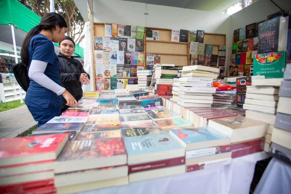 Fotografía publicada por la Municipalidad de La Molina con el comunicado "MILES DE TÍTULOS Y MÁS DE 70 ACTIVIDADES EN LA II FERIA DEL LIBRO DE LA MOLINA"