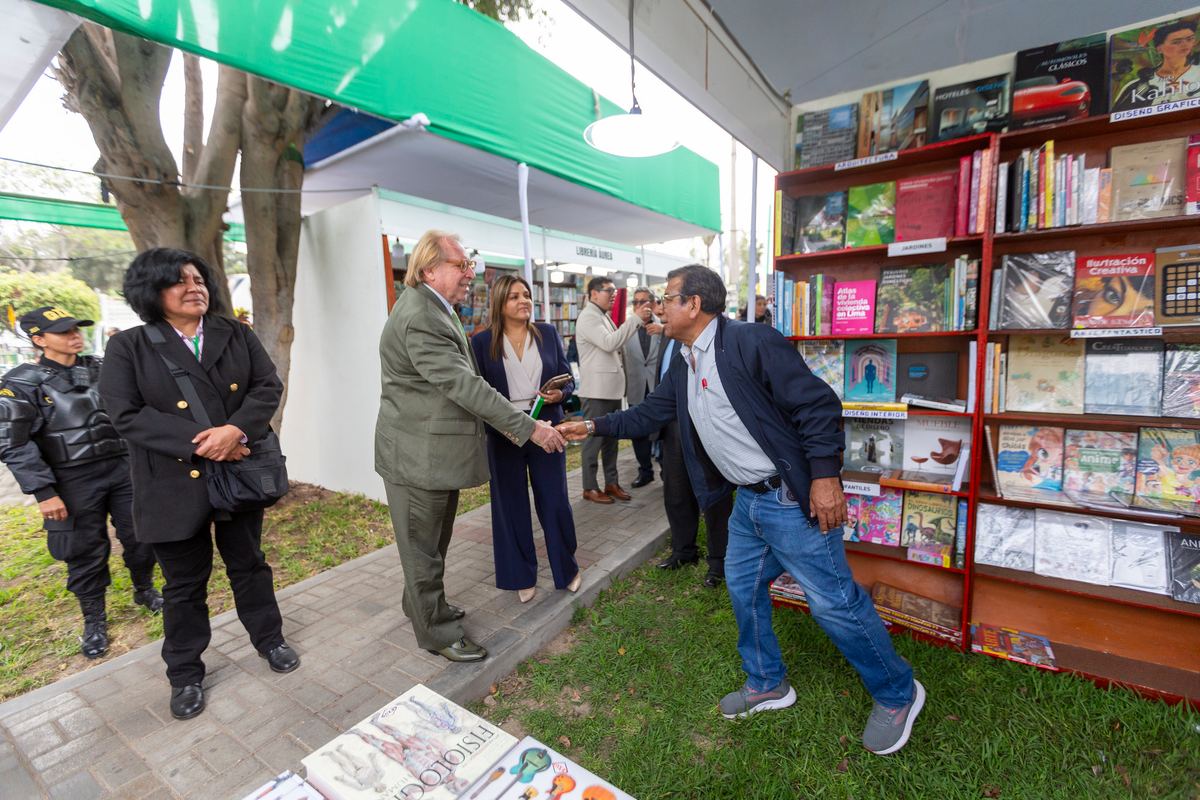 Fotografía publicada por la Municipalidad de La Molina con el comunicado "LA MOLINA INAUGURÓ LA II EDICIÓN DE LA FERIA DEL LIBRO"