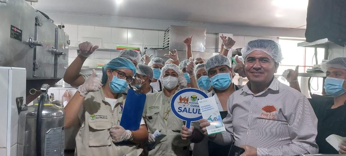 Fotografía publicada por la Municipalidad de La Molina con el comunicado "1661 SENSIBILIZADOS EN INOCUIDAD ALIMENTARIA"