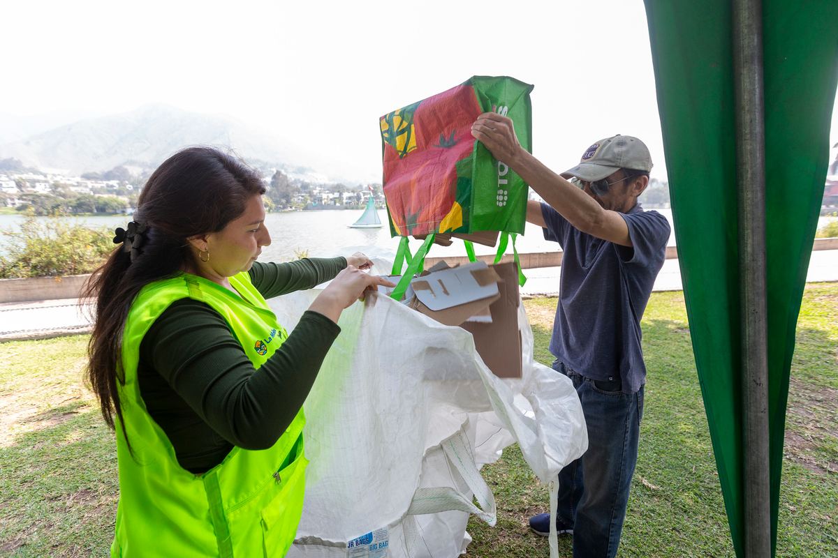 Fotografía publicada por la Municipalidad de La Molina con el comunicado "ECOTRUEQUE RECOLECTA MÁS DE 13,000 KILOS DE RESIDUOS REAPROVECHABLES"
