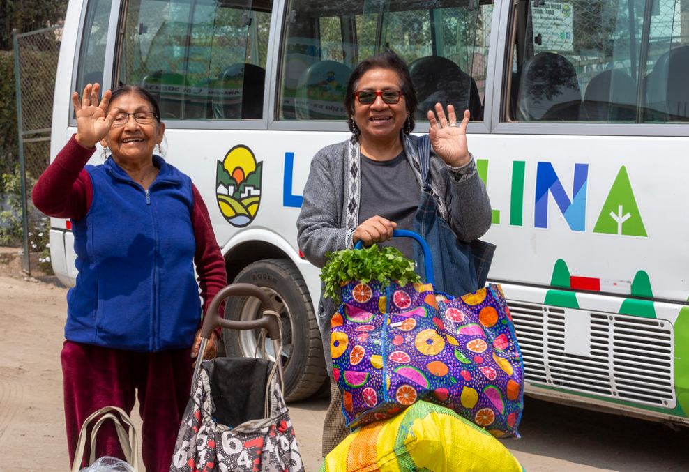 Fotografía publicada por la Municipalidad de La Molina con el comunicado "1,200 VECINOS DE LA MOLINA BENEFICIADOS CON EL BUS DEL AHORRO PARA COMPRAS EN EL"