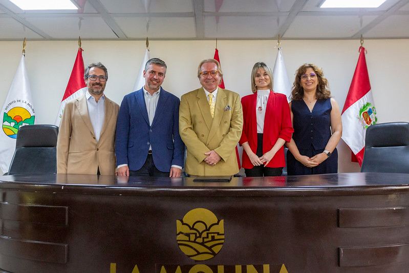 Fotografía publicada por la Municipalidad de La Molina con el comunicado "LA MOLINA Y AYUNTAMIENTO LAS ROZAS DE ESPAÑA INICIAN TAREAS DE HERMANAMIENTO"