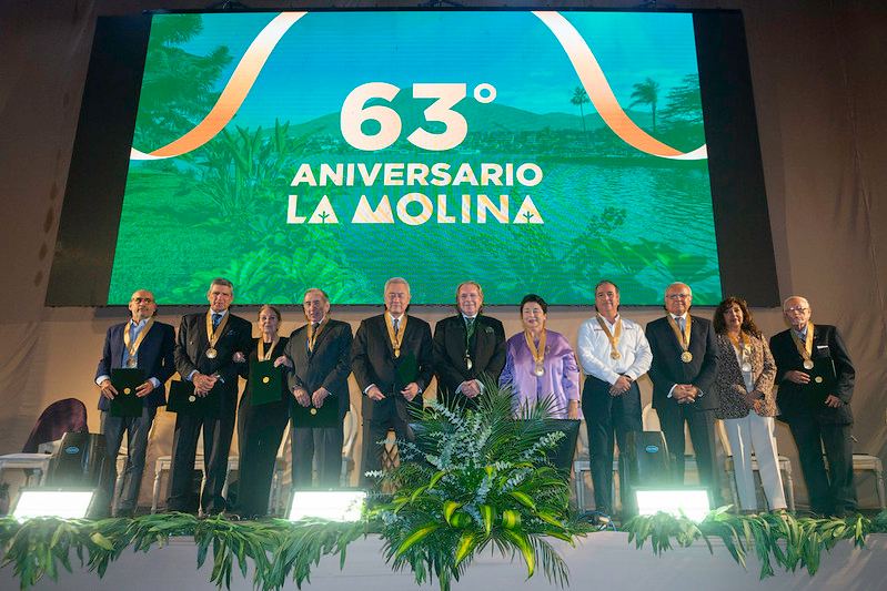 Fotografía publicada por la Municipalidad de La Molina con el comunicado "CON HOMENAJE A VECINOS ILUSTRES E INSTITUCIONESMUNICIPALIDAD DE LA MOLINA CELEBR"