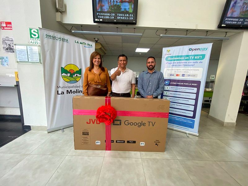 Fotografía publicada por la Municipalidad de La Molina con el comunicado "PREMIAN A VECINO MÁS PUNTUAL EN SUS PAGOS"