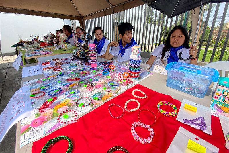 Fotografía publicada por la Municipalidad de La Molina con el comunicado "PARTICIPANTES DE OMAPED EXPONEN PRODUCTOS APRENDIDOS EN LOS TALLERES DE VERANO"