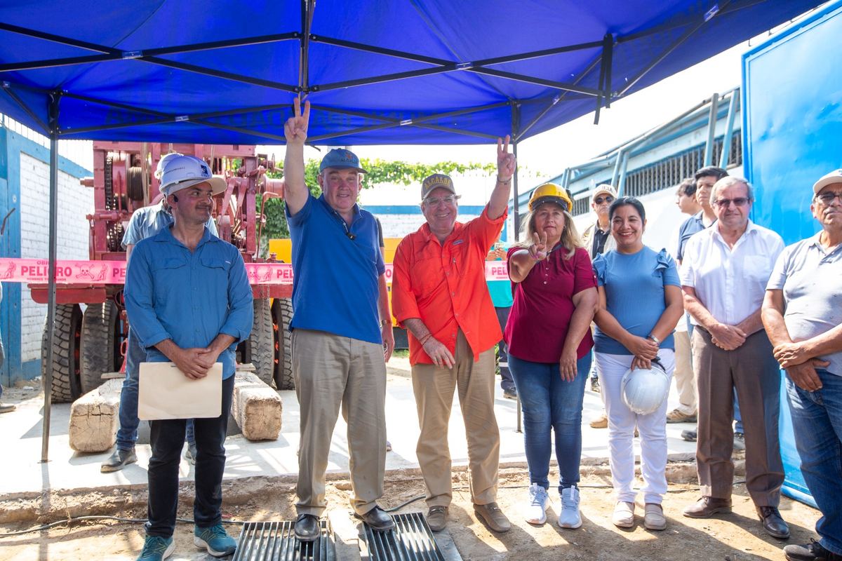 Fotografía publicada por la Municipalidad de La Molina con el comunicado "LA MOLINA SE SUMA A ALGARABÍA DE PACHACAMAC POR OBRAS DE PROGRAMA “AGUA DE EMERG"