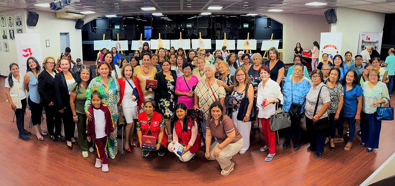Fotografía publicada por la Municipalidad de La Molina con el comunicado "CON TOTAL ÉXITO SE CLAUSURÓ CICLO DE CONFERENCIAS EN HOMENAJE A LA MUJER"