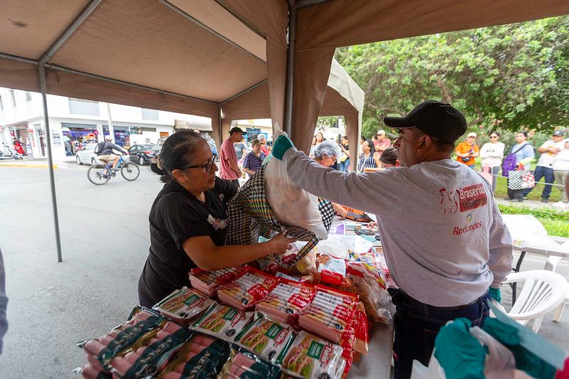 Fotografía publicada por la Municipalidad de La Molina con el comunicado "VOLVIÓ MOLIPOLLO PARA BENEFICIO DE VECINOS"