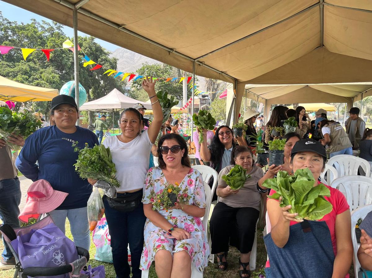 Fotografía publicada por la Municipalidad de La Molina con el comunicado "DÍA MUNDIAL DEL RECICLAJE FUE CELEBRADO CON FERIA AMBIENTAL Y PARTICIPACIÓN DE V"