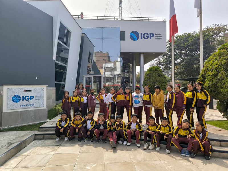 Fotografía publicada por la Municipalidad de La Molina con el comunicado "ESTUDIANTES DEL COLEGIO MARELLO VISITAN EL PLANETARIO SOLAR COMO PARTE DE LAS AC"