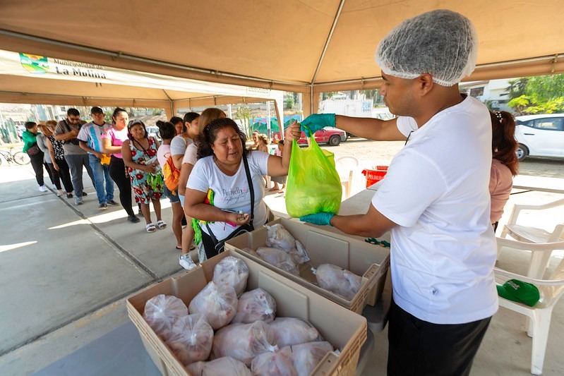 Fotografía publicada por la Municipalidad de La Molina con el comunicado "VECINOS SE LLEVARON MÁS DE 4 TONELADAS DE ALIMENTOS A PRECIOS DE MAYORISTAS"