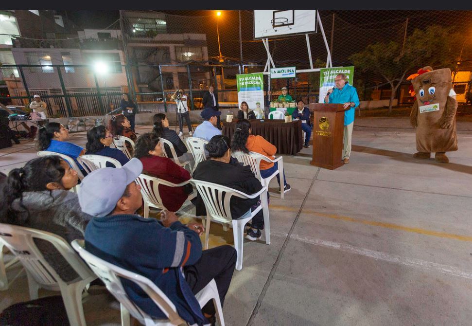 Fotografía publicada por la Municipalidad de La Molina con el comunicado "NUEVA JORNADA DE “TU ALCALDE TE ESCUCHA” SE REALIZÓ EN COOPERATIVA LOS CONSTRUCT"