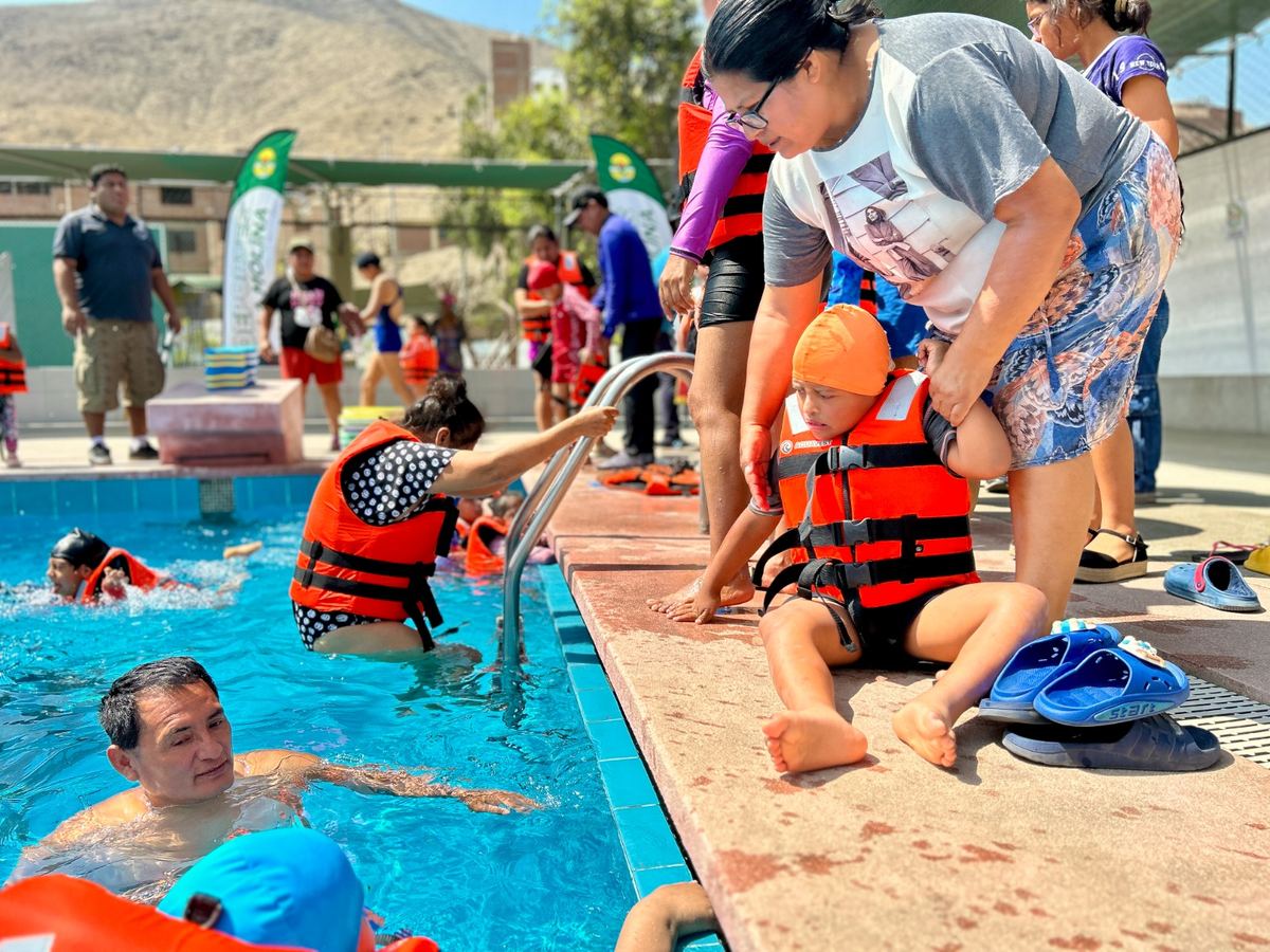 Fotografía publicada por la Municipalidad de La Molina con el comunicado "MÁS DE 1,200 PERSONAS SIGUEN EL CURSO DE NATACIÓN VERANO 2026"