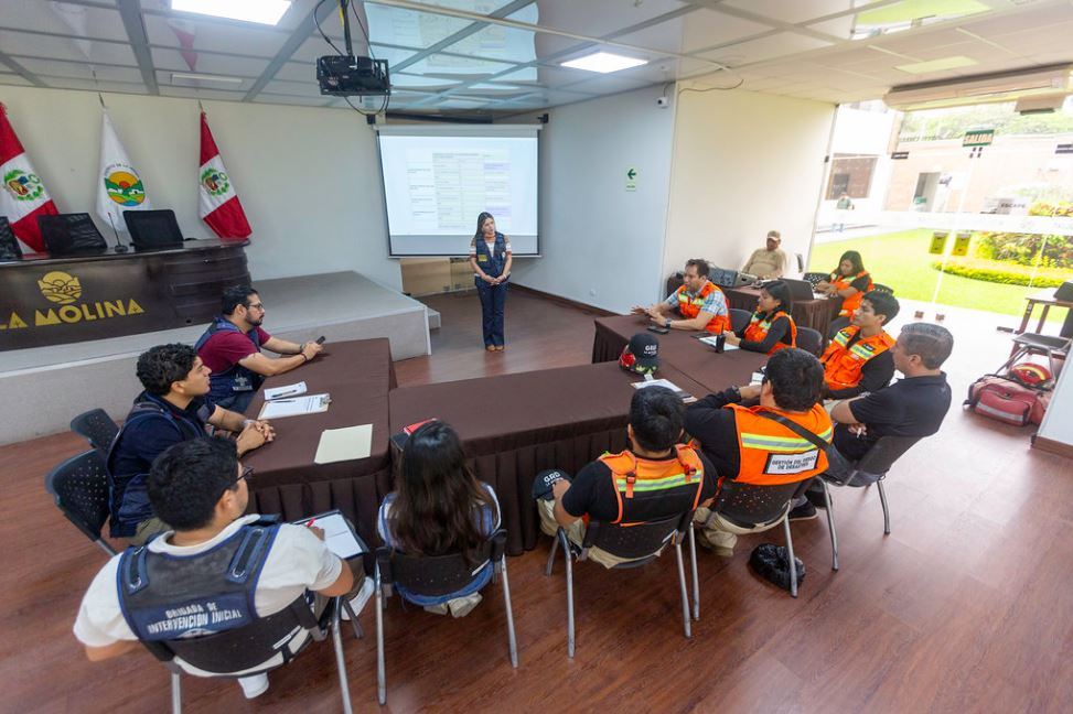 Fotografía publicada por la Municipalidad de La Molina con el comunicado "LA MOLINA FORTALECE ALIANZA PARA ENFRENTAR EMERGENCIAS Y DESASTRES"