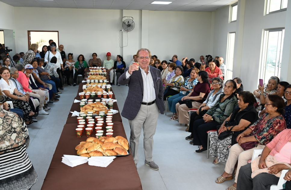 Fotografía publicada por la Municipalidad de La Molina con el comunicado "ALCALDE DIEGO UCEDA: ENTUSIASMO Y COMPROMISO DE ADULTOS MAYORES ENRIQUECEN NUEST"