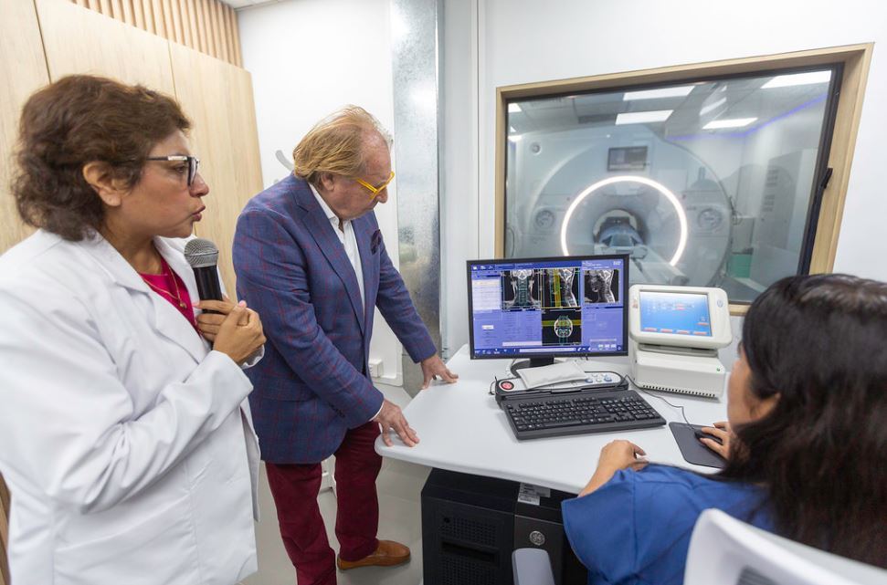 Fotografía publicada por la Municipalidad de La Molina con el comunicado "MOLISALUD INCORPORÓ A SU SERVICIO MODERNO RESONADOR MAGNÉTICO"