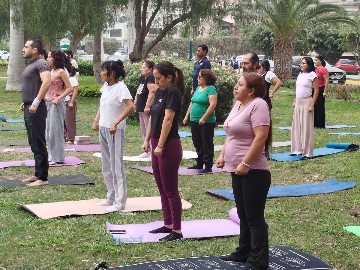 Fotografía publicada por la Municipalidad de La Molina con el comunicado "LA MOLINA Y EMBAJADA DE LA INDIA ORGANIZARON JORNADA DE YOGA"