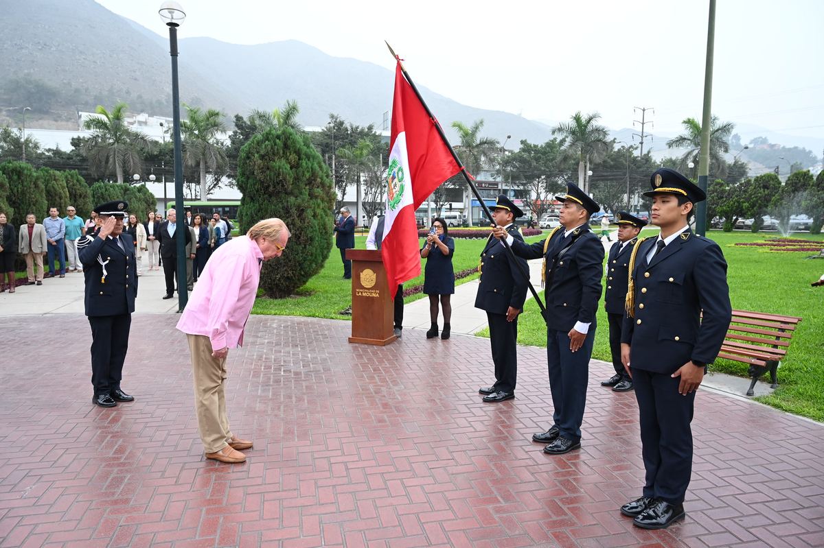 Fotografía publicada por la Municipalidad de La Molina con el comunicado "La Molina inicia la semana con ceremonia de izamiento del Pabellón Nacional"