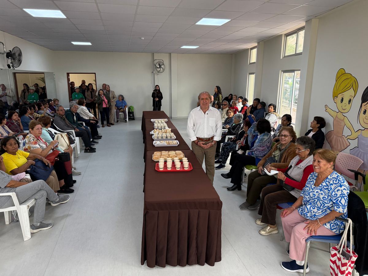 Fotografía publicada por la Municipalidad de La Molina con el comunicado "Diego Uceda fortalece el diálogo con los vecinos a través de “Desayunando con tu"